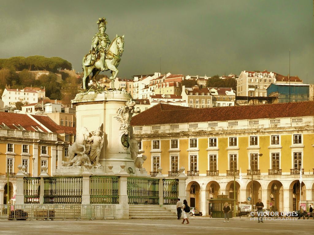 LISBOA - POR DO SOL NA PRACA DO COMERCIO